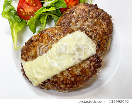 特寫鏡頭:一個多汁的漢堡包,上面蓋著起司。 特寫鏡頭:一個多汁的漢堡包,上面蓋著起司。 133992092