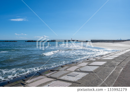 Hitachi City, Kawarago Coast's sandy beach and breakwater, with a view of the Pacific Ocean and the red lighthouse Hitachi City, Kawarago Coast's sandy beach and breakwater, with a view of the Pacific Ocean and the red lighthouse 133992279