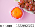 The orange of Fuyu persimmon and the jewel-like red of Queen Rouge (with a cute, sophisticated pink background) - perfect for enjoying the seasons. 133992353