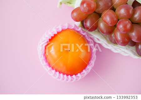 The orange of Fuyu persimmon and the jewel-like red of Queen Rouge (with a cute, sophisticated pink background) - perfect for enjoying the seasons. 133992353