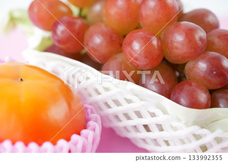 番茄的橙色和胭脂紅的寶石般的紅色(配上可愛、精緻的粉紅色背景)——非常適合享受四季之美。 番茄的橙色和胭脂紅的寶石般的紅色(配上可愛、精緻的粉紅色背景)——非常適合享受四季之美。 133992355