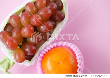The orange of Fuyu persimmon and the jewel-like red of Queen Rouge (with a cute, sophisticated pink background) - perfect for enjoying the seasons. 133992356