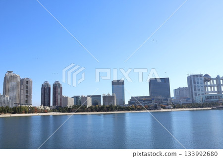 從台場海濱公園和台場公園眺望濱水區建築群(東京都港區) 從台場海濱公園和台場公園眺望濱水區建築群(東京都港區) 133992680