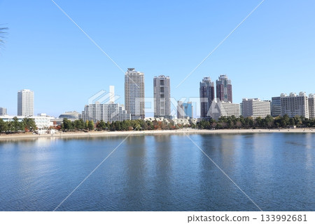 從台場海濱公園和台場公園眺望濱水區建築群(東京都港區) 從台場海濱公園和台場公園眺望濱水區建築群(東京都港區) 133992681