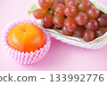 The orange of Fuyu persimmon and the jewel-like red of Queen Rouge (with a cute, sophisticated pink background) - perfect for enjoying the seasons. 133992776