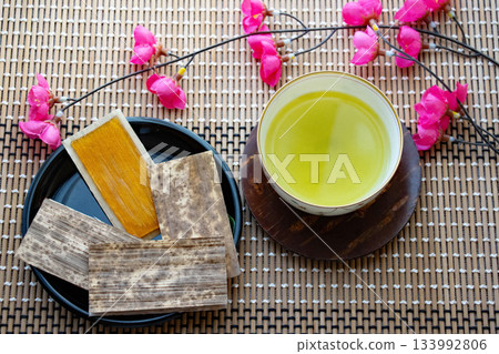 Green tea with plum blossoms and plum blossoms Green tea with plum blossoms and plum blossoms 133992806