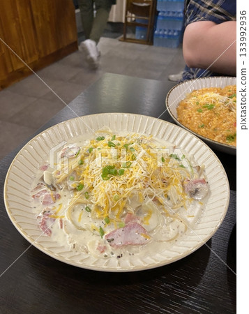 Creamy and rich spaghetti coated in a luscious white sauce, offering a smooth and savory flavor perfect for a comforting and satisfying meal. 133992936