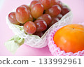 The orange of Fuyu persimmon and the jewel-like red of Queen Rouge (with a cute, sophisticated pink background) - perfect for enjoying the seasons. 133992961