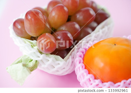 The orange of Fuyu persimmon and the jewel-like red of Queen Rouge (with a cute, sophisticated pink background) - perfect for enjoying the seasons. 133992961