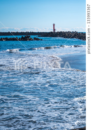 白色的波浪、藍色的大海和矗立在防波堤上的紅色燈塔盡收眼底。 133993367