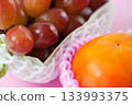 The orange of Fuyu persimmon and the jewel-like red of Queen Rouge (with a cute, sophisticated pink background) - perfect for enjoying the seasons. 133993375