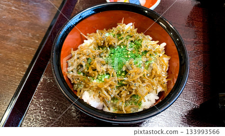 美味小沙丁魚碗 133993566