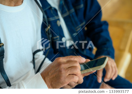 Elderly couple smartphone 133993577