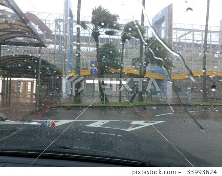 颱風期間在車站前 颱風期間在車站前 133993624