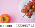 The orange of Fuyu persimmon and the jewel-like red of Queen Rouge (with a cute, sophisticated pink background) - perfect for enjoying the seasons. 133993718