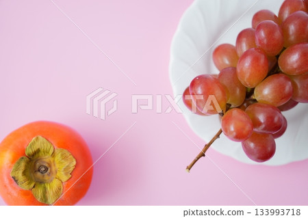 The orange of Fuyu persimmon and the jewel-like red of Queen Rouge (with a cute, sophisticated pink background) - perfect for enjoying the seasons. The orange of Fuyu persimmon and the jewel-like red of Queen Rouge (with a cute, sophisticated pink background) - perfect for enjoying the seasons. 133993718