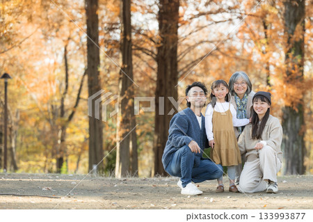 秋日全家福——三代同堂在秋葉森林中笑容燦爛的合照——父母、孩子和祖母的紀念照——看向鏡頭,回憶湧上心頭,廣角鏡頭 秋日全家福——三代同堂在秋葉森林中笑容燦爛的合照——父母、孩子和祖母的紀念照——看向鏡頭,回憶湧上心頭,廣角鏡頭 133993877