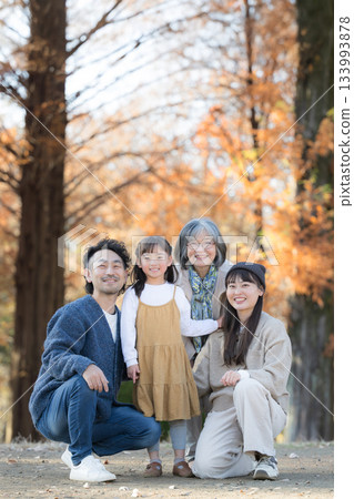 秋日全家福,三代同堂笑容燦爛地站在落葉林中,父母、孩子和祖母都看向鏡頭,留下美好的回憶。 秋日全家福,三代同堂笑容燦爛地站在落葉林中,父母、孩子和祖母都看向鏡頭,留下美好的回憶。 133993878