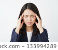 女人頭痛欲裂，雙手摀住太陽穴 133994289