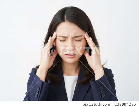 女人頭痛欲裂，雙手摀住太陽穴 133994289