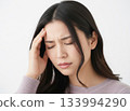 一位頭痛的女子摀著頭 133994290