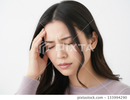 一位頭痛的女子摀著頭 133994290