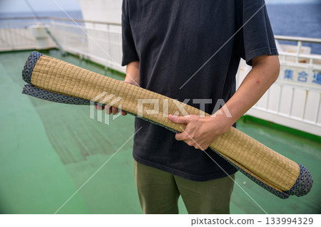 乘船旅行，船上鋪著榻榻米。 133994329