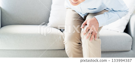 膝蓋酸痛的老人 133994387