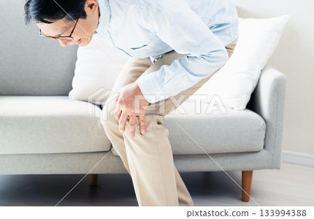 膝蓋酸痛的老人 133994388