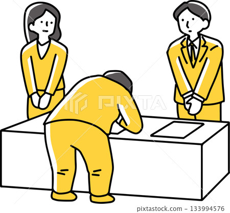 一個男人在前台寫東西，一男一女在看他。 133994576