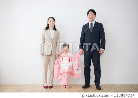 七五三節及週年紀念日全家福。一家三口笑容滿面地看著鏡頭。七五三節快樂！ 133994734