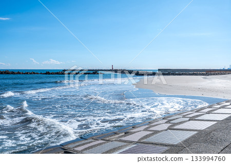 Kawarago Coast breakwater and calm seaside scenery with the shoreline stretching out before you Kawarago Coast breakwater and calm seaside scenery with the shoreline stretching out before you 133994760