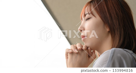 祈禱的女性形象 133994816