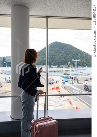 從港口窗口眺望島嶼 133994817