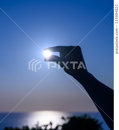 手和太陽 133994821