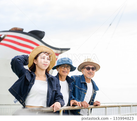 一家人享受乘船之旅 133994823