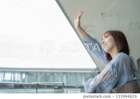 乘船旅行的女子 乘船旅行的女子 133994829