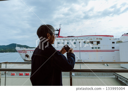 Photographing ships in the harbor Photographing ships in the harbor 133995004