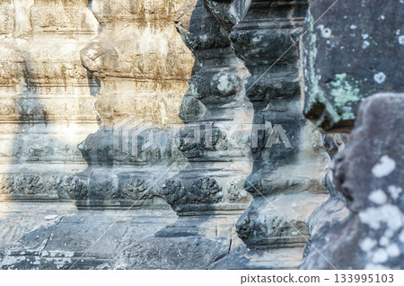 柬埔寨一座歷史建築的石柱 133995103