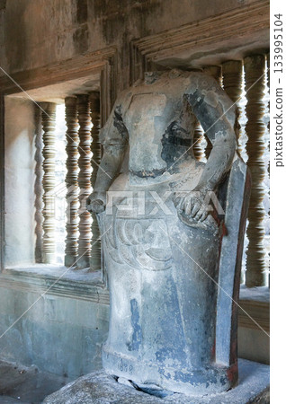 一尊人形石像，頭部損毀 133995104