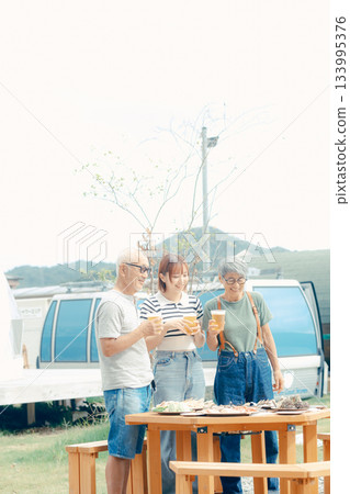 三個人站在海灘上舉杯慶祝的場景 三個人站在海灘上舉杯慶祝的場景 133995376