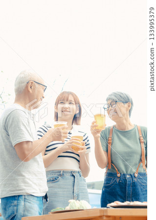 三個人站在海灘上舉杯慶祝的場景 133995379