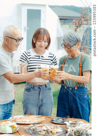 三個人站在海灘上舉杯慶祝的場景 133995383