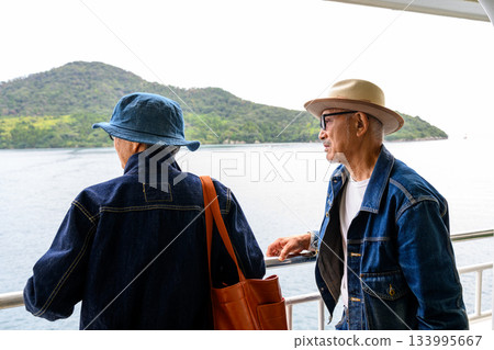 島嶼間搭船旅行情侶 133995667