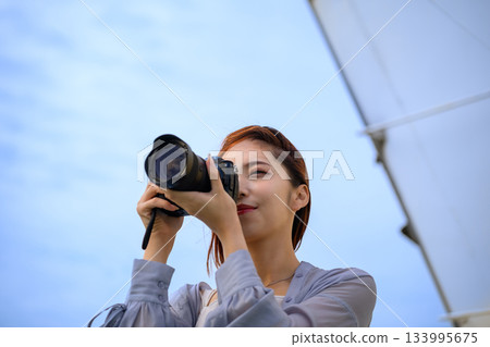 女孩們乘船旅行拍照 133995675