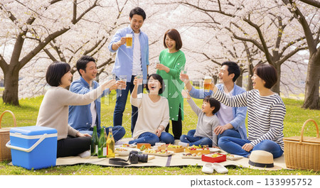 Cherry blossom viewing scene with friends in the park Cherry blossom viewing scene with friends in the park 133995752