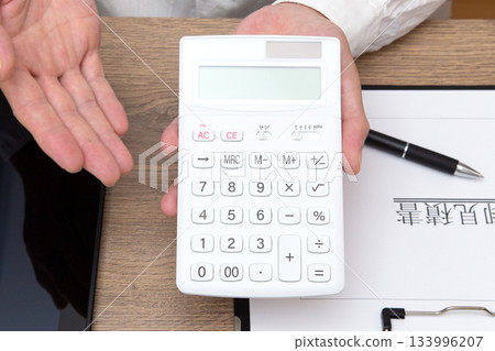 拿著計算器的人的手 133996207