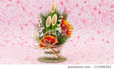 一張美麗的粉紅日本新年圖片，上面裝飾著門松。 133996362