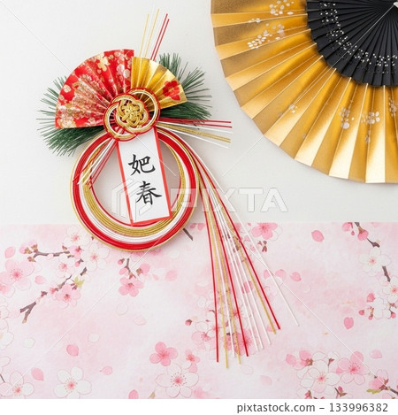 新年畫面，飾以注連繩和金色折扇，背景為櫻花圖案。 133996382