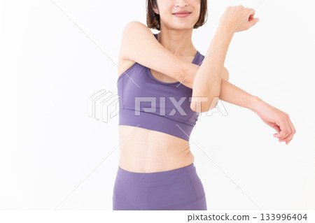 一位身穿瑜珈服的中年婦女正在做伸展運動 133996404